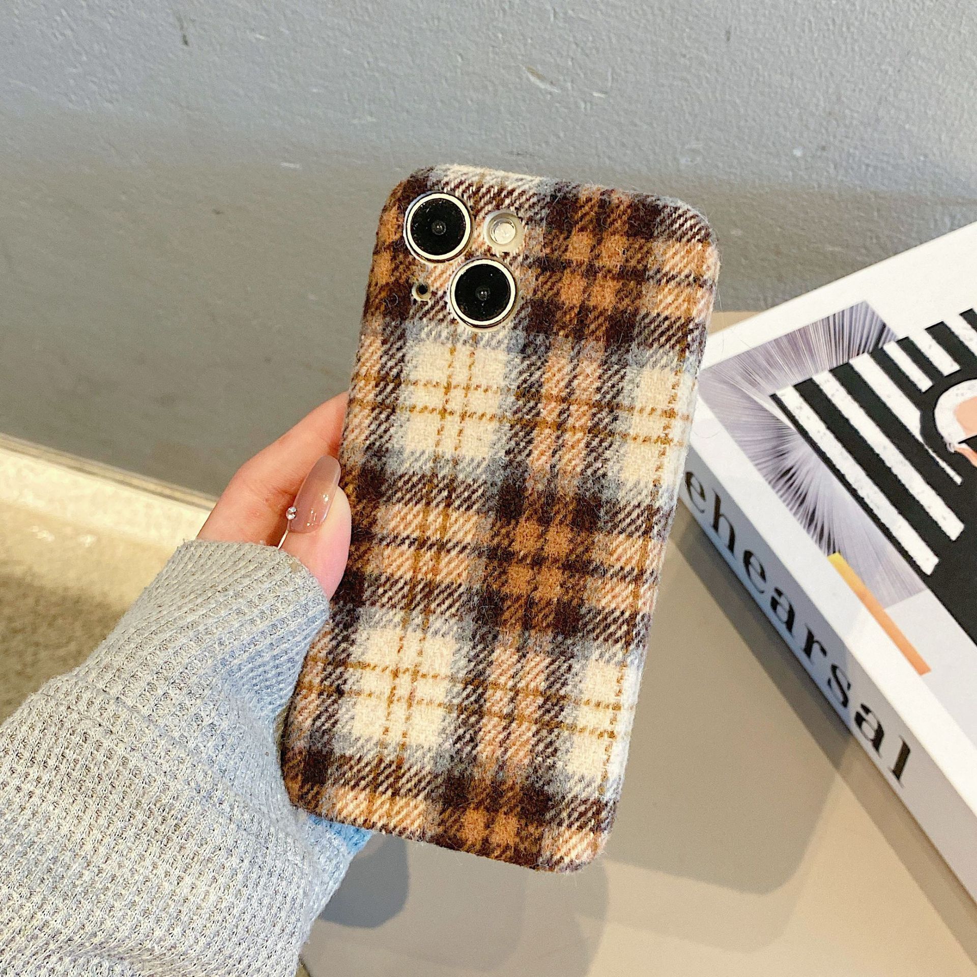 Manufacturer wholesale suitable for Apple 17 phone case 16 retro plaid plush iPhone 15 Maillard Vivo OPPO