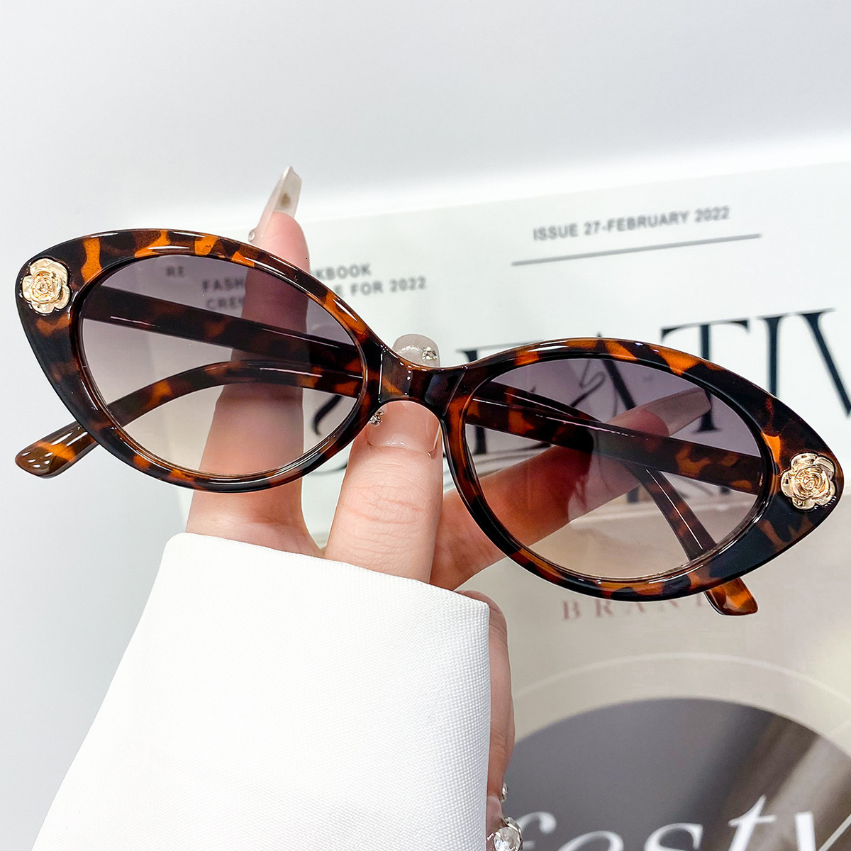 2026 New Designer Versatile Retro Cat-eye Sunglasses For Stylish Urban Street Photography Elegant And Sophisticated Fashion Sunglasses With Floral Des