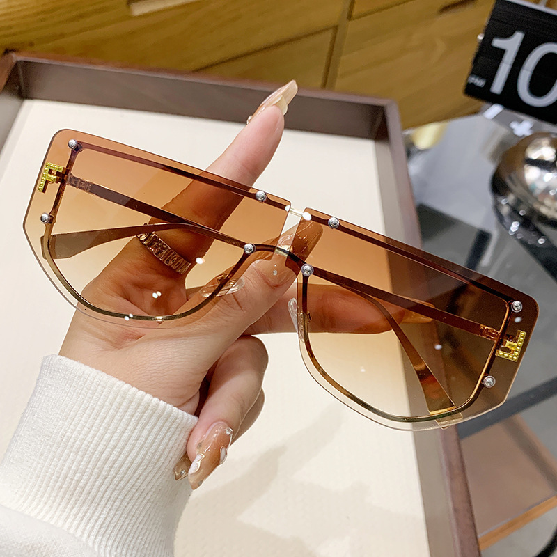 Designer Luxury Women's Sunglasses High-end Letter Integrated Sunglasses Metal Frame Gradient Ultra Clear Lenses Personalized Outdoor Anti Glare 