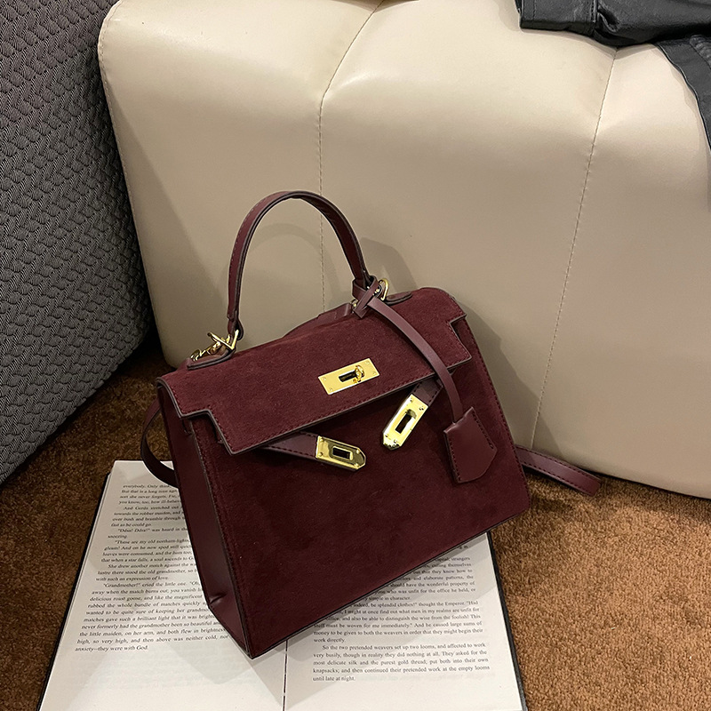 designer luxury Vintage handbag for commuting women's 2026 new trendy crossbody niche large capacity matte leather bag Secure - view 4