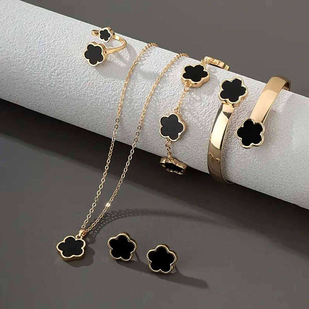 Bracelet Hot Sale Classic Five Leaf Grass Jewelry Set Light Luxury Style Necklace Women's Earrings Ring Bracelet Wholesale jewerly designer for w