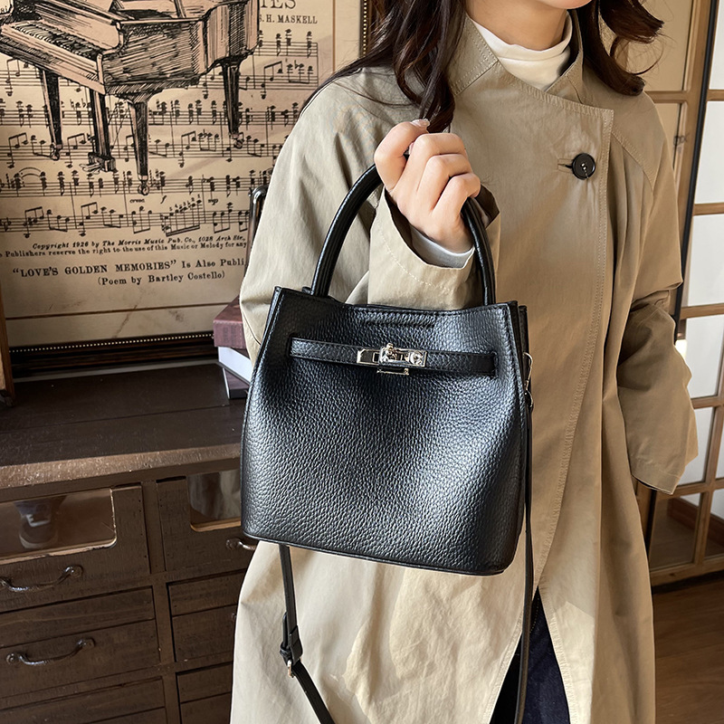 designer luxury 2026 Trendy Fashion Small Niche Shoulder Crossbody Handbag for Women