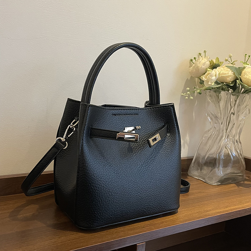 designer luxury 2026 Trendy Fashion Small Niche Shoulder Crossbody Handbag for Women