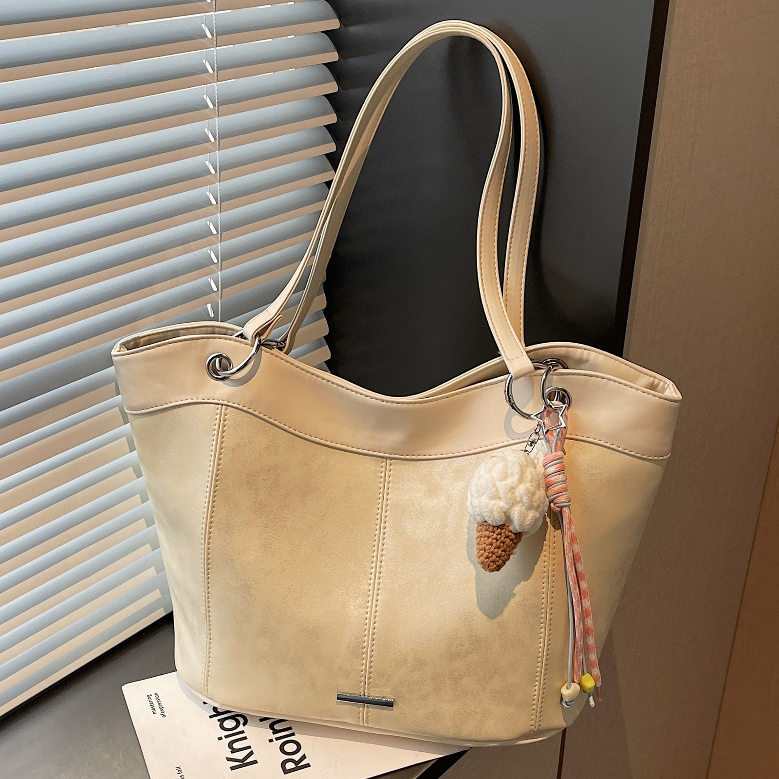 Silver Shoulder Bag Large Capacity Womens Bag High Quality Pu Leather Underarm Handbag Female Big Tote Bags Portable Briefcase 240815