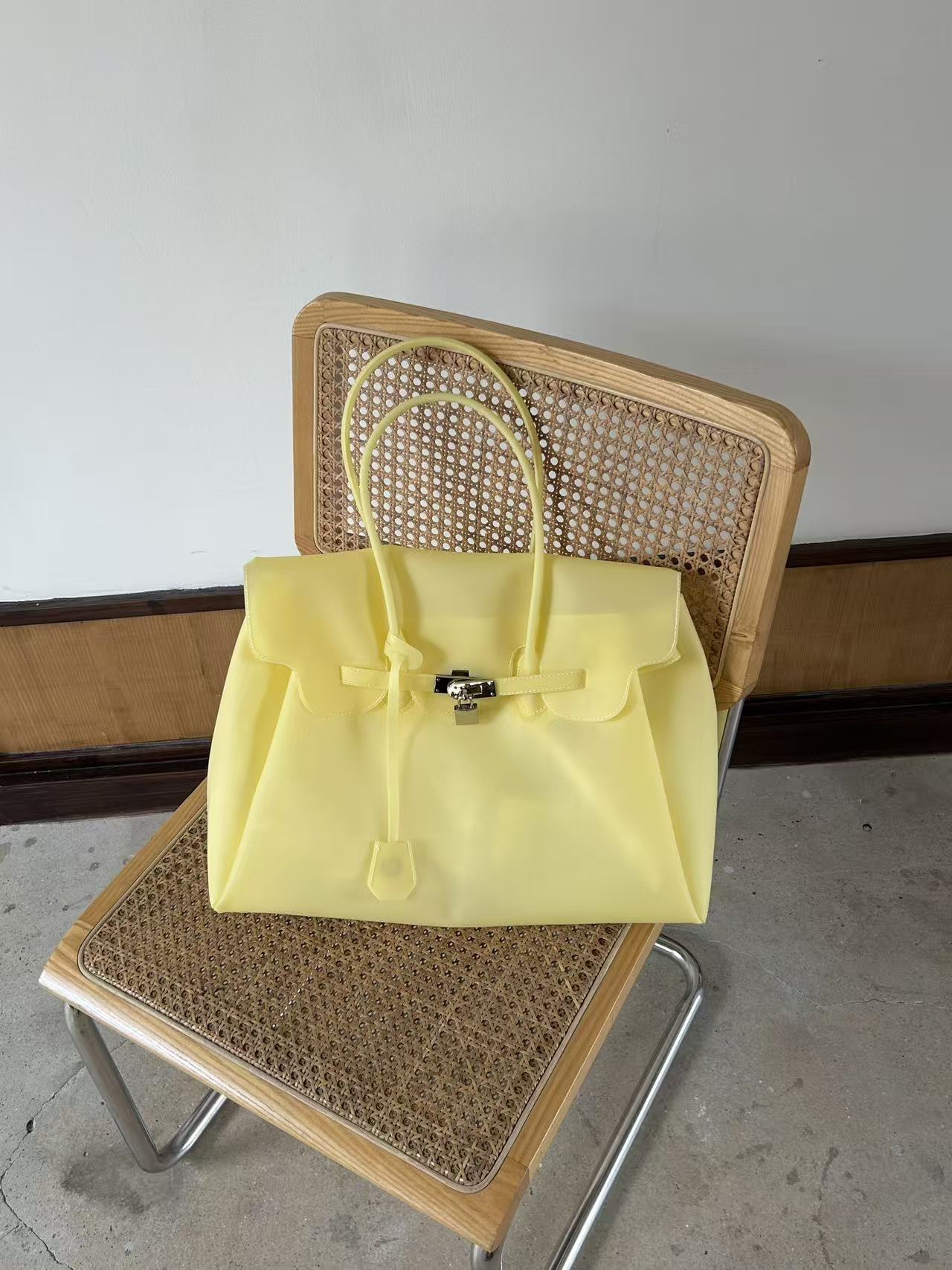 2026 new The same style jelly bag summer style commuting tote bag stylish and large-capacity underarm bag for women