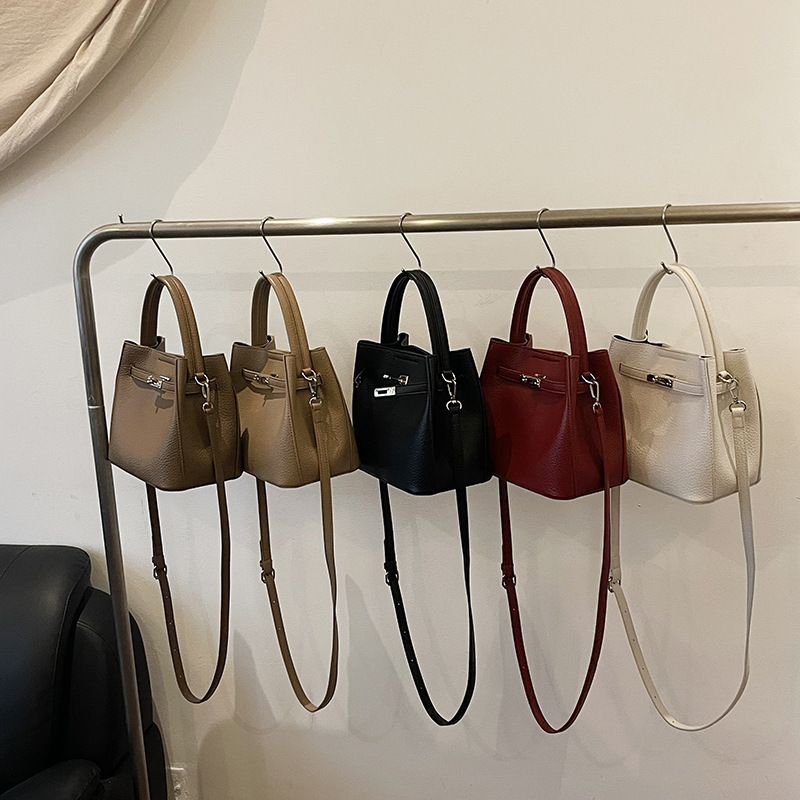 designer luxury 2026 Trendy Fashion Small Niche Shoulder Crossbody Handbag for Women