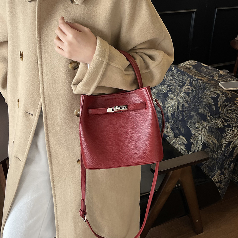 designer luxury 2026 Trendy Fashion Small Niche Shoulder Crossbody Handbag for Women