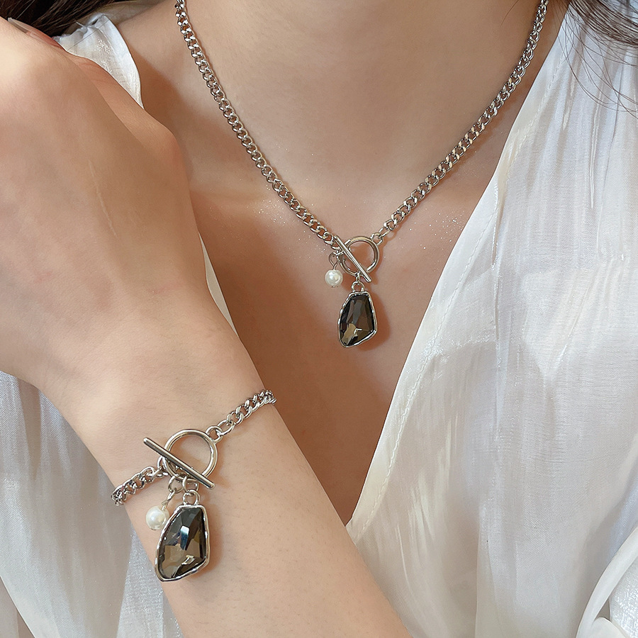 Diamond-embellished irregular chain pendant pearl necklace and bracelet set 2026 new minimalist style high-end jewelry for women - view 3