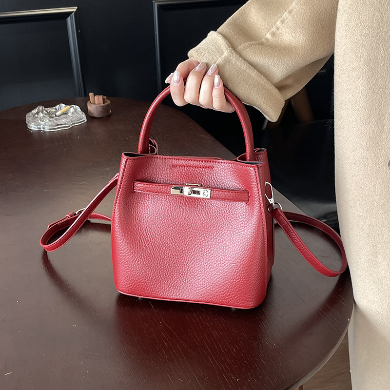 designer luxury 2026 Trendy Fashion Small Niche Shoulder Crossbody Handbag for Women