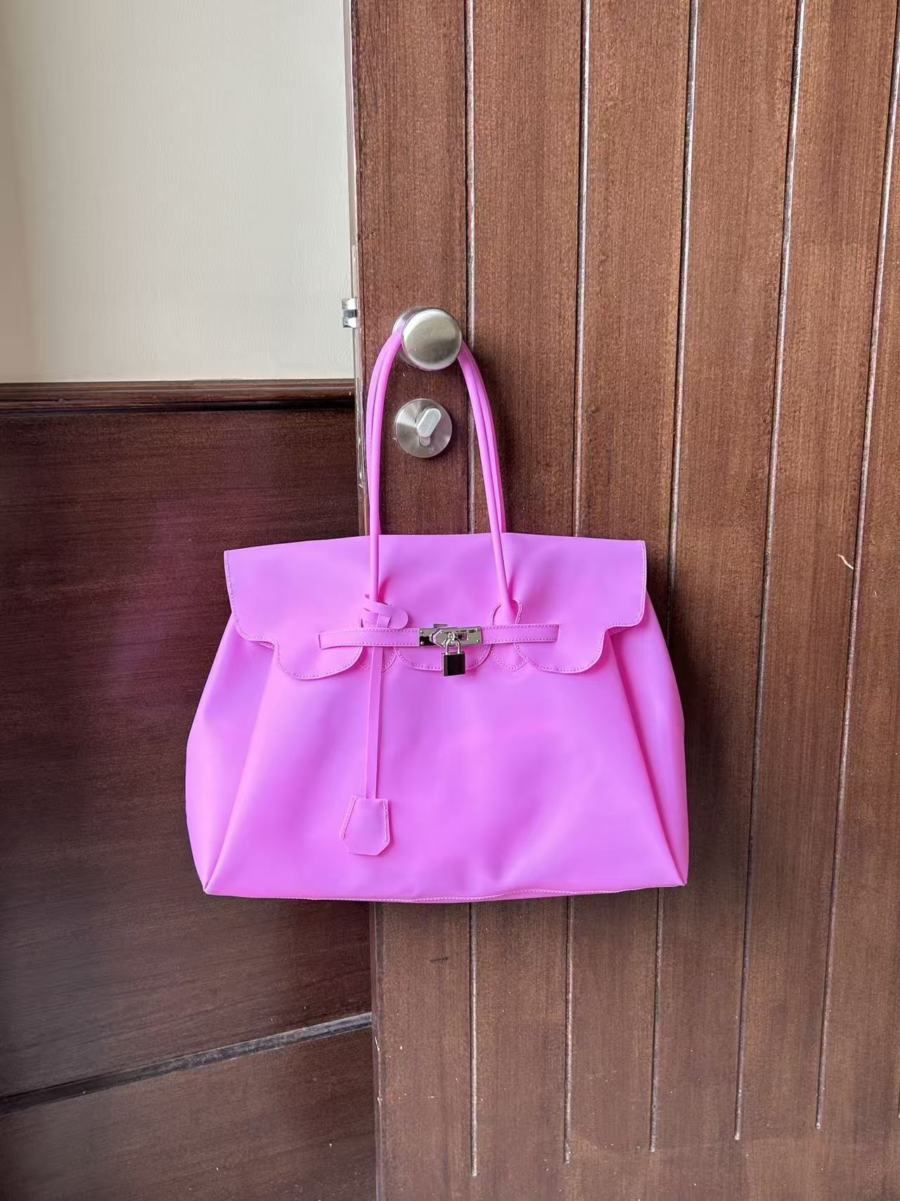 2026 new The same style jelly bag summer style commuting tote bag stylish and large-capacity underarm bag for women