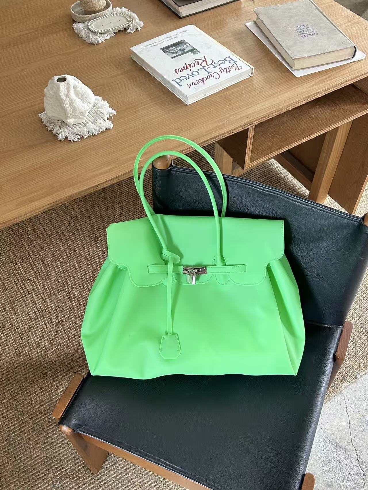 2026 new The same style jelly bag summer style commuting tote bag stylish and large-capacity underarm bag for women