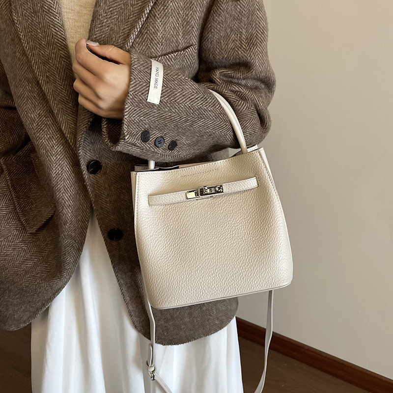 designer luxury 2026 Trendy Fashion Small Niche Shoulder Crossbody Handbag for Women