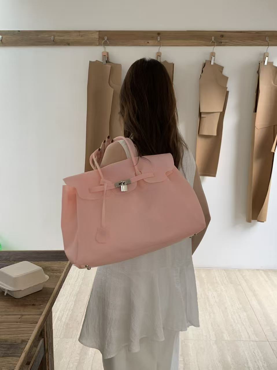 2026 new The same style jelly bag summer style commuting tote bag stylish and large-capacity underarm bag for women