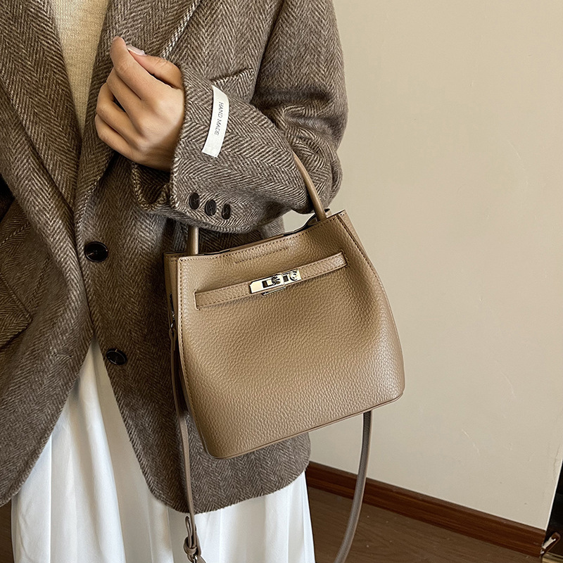 designer luxury 2026 Trendy Fashion Small Niche Shoulder Crossbody Handbag for Women