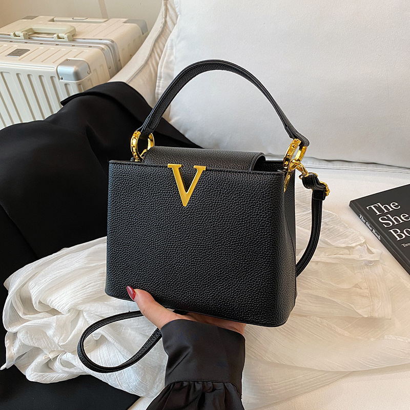 designer luxury 2026 New Handbag Fashion Handheld Bucket Bag Premium Versatile Bag Crossbody Bag for Women Bold design