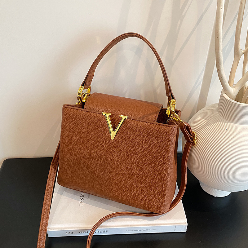 designer luxury 2026 New Handbag Fashion Handheld Bucket Bag Premium Versatile Bag Crossbody Bag for Women Bold design