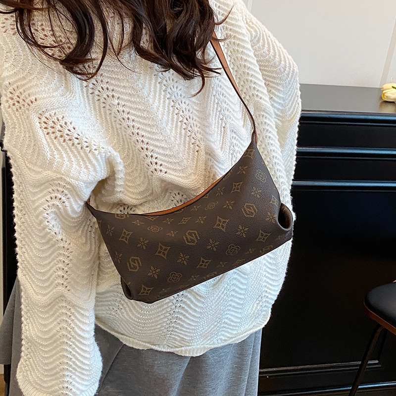 designer luxury High end one shoulder armpit fashionable and atmospheric lightweight luxury large capacity commuting tote bag
