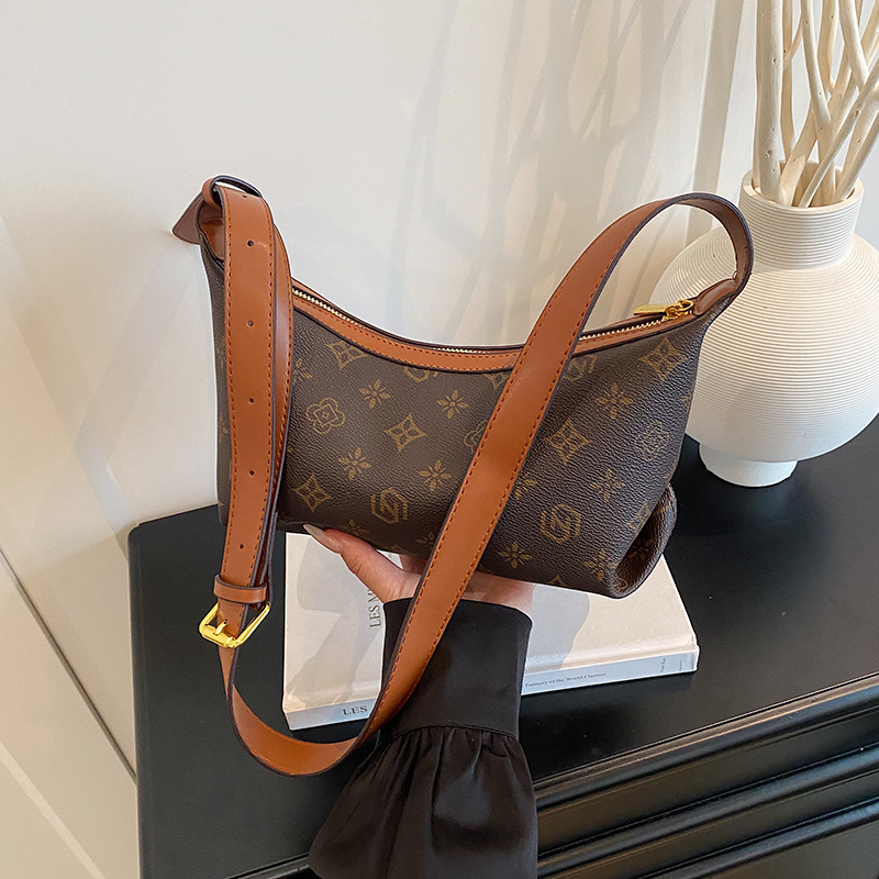 designer luxury High end one shoulder armpit fashionable and atmospheric lightweight luxury large capacity commuting tote bag