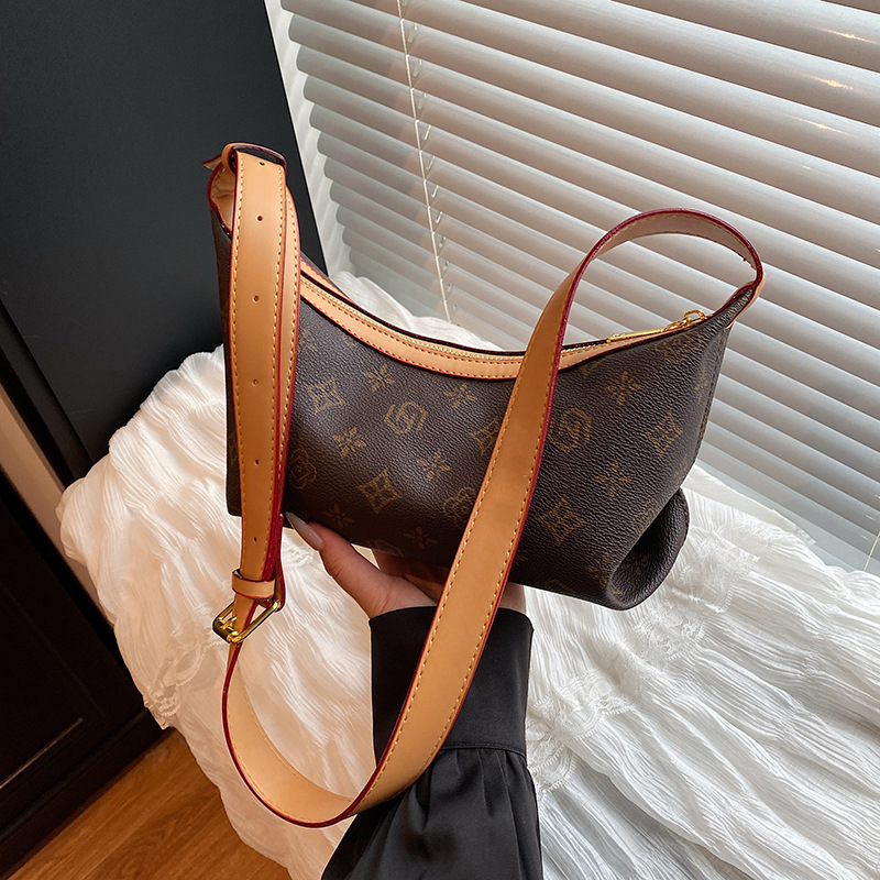 designer luxury High end one shoulder armpit fashionable and atmospheric lightweight luxury large capacity commuting tote bag