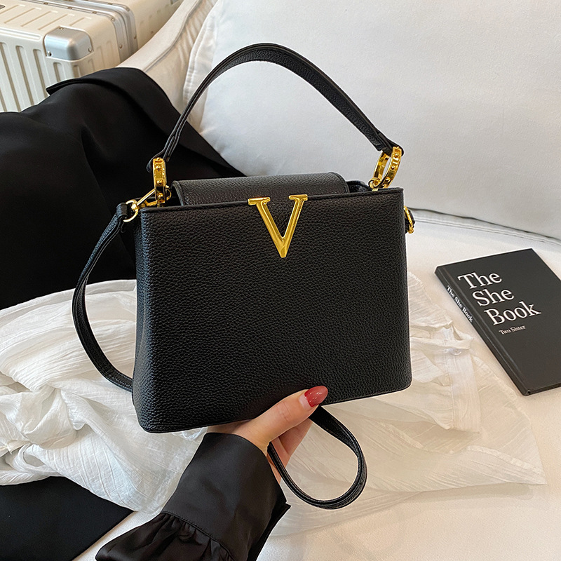 designer luxury 2026 New Handbag Fashion Handheld Bucket Bag Premium Versatile Bag Crossbody Bag for Women Bold design