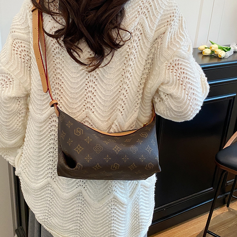 designer luxury High end one shoulder armpit fashionable and atmospheric lightweight luxury large capacity commuting tote bag