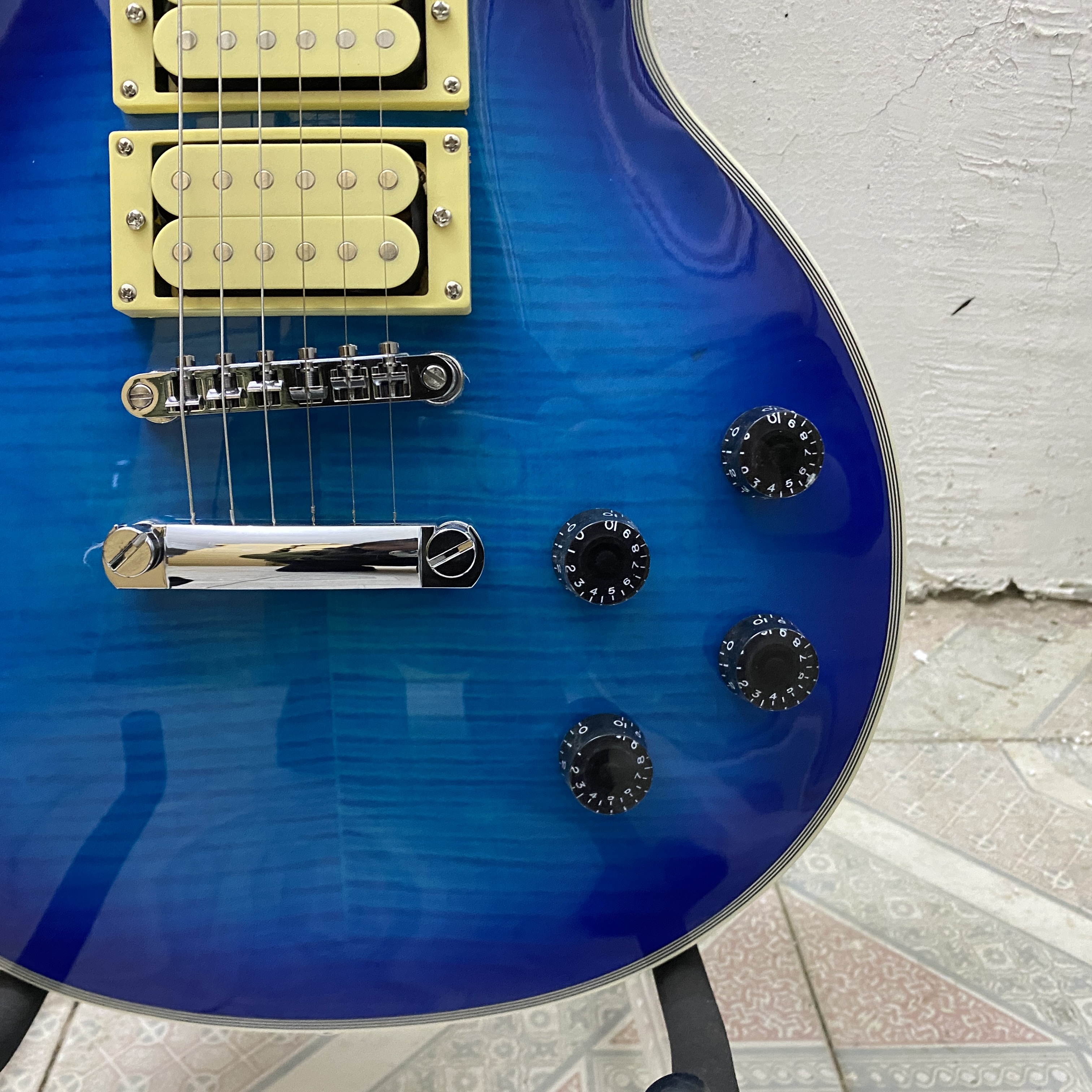 22 frets electric guitar, flame maple veneer, solid mahogany body, HH pickups, rosewood fretboard, 6 strings