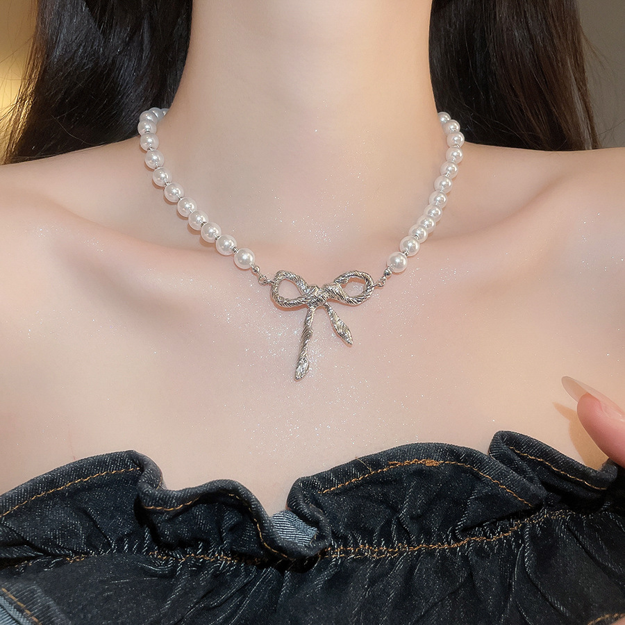French vintage pleated bow pearl necklace, exquisite princess-style collarbone chain, light luxury with a high-end feel, versatile accessory - view 3