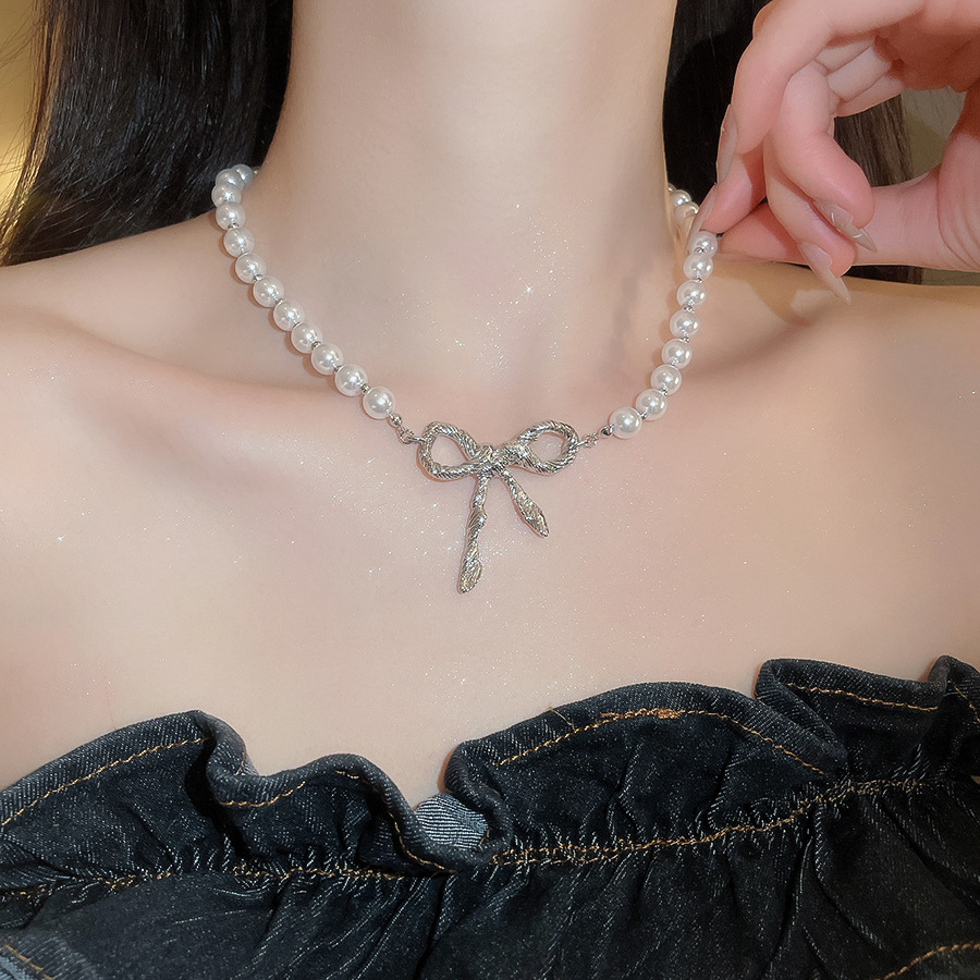 French vintage pleated bow pearl necklace, exquisite princess-style collarbone chain, light luxury with a high-end feel, versatile accessory - view 6