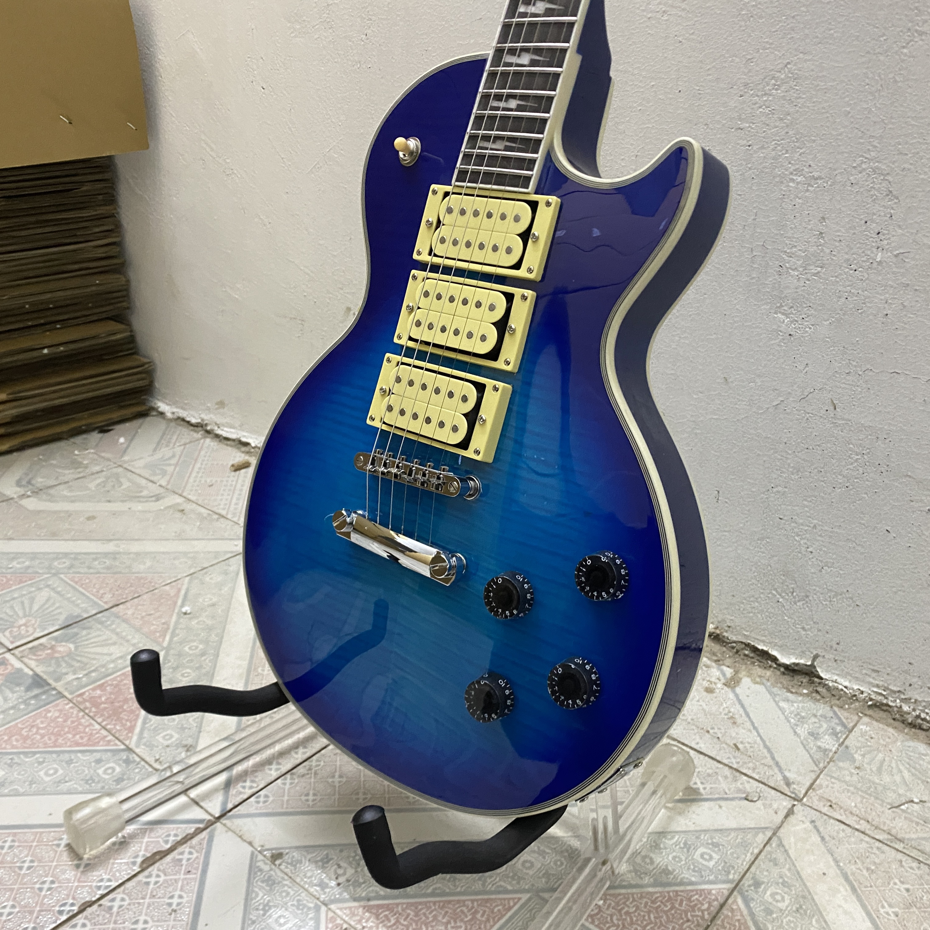 22 frets electric guitar, flame maple veneer, solid mahogany body, HH pickups, rosewood fretboard, 6 strings