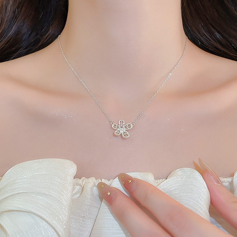 Hollow floral necklace for women, simple, fashionable, sweet, delicate, elegant collarbone chain, ins-style unique choker - view 3
