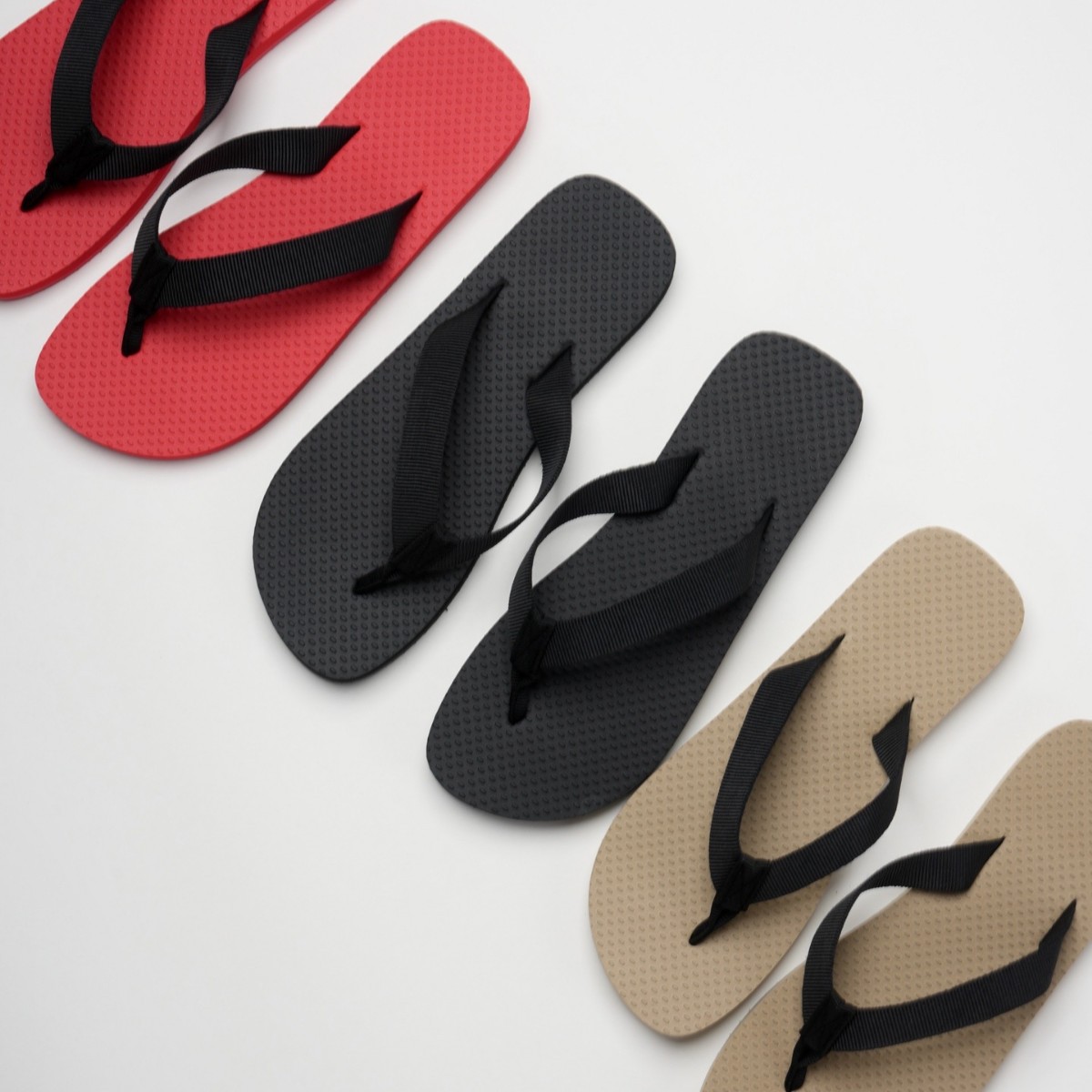 2026 Summer Red Sole Flip Flops Flat Slippers For WomenMen Thick Sole Lazy Mules Casual Vacation Beach Slides Couple Shoes R260512