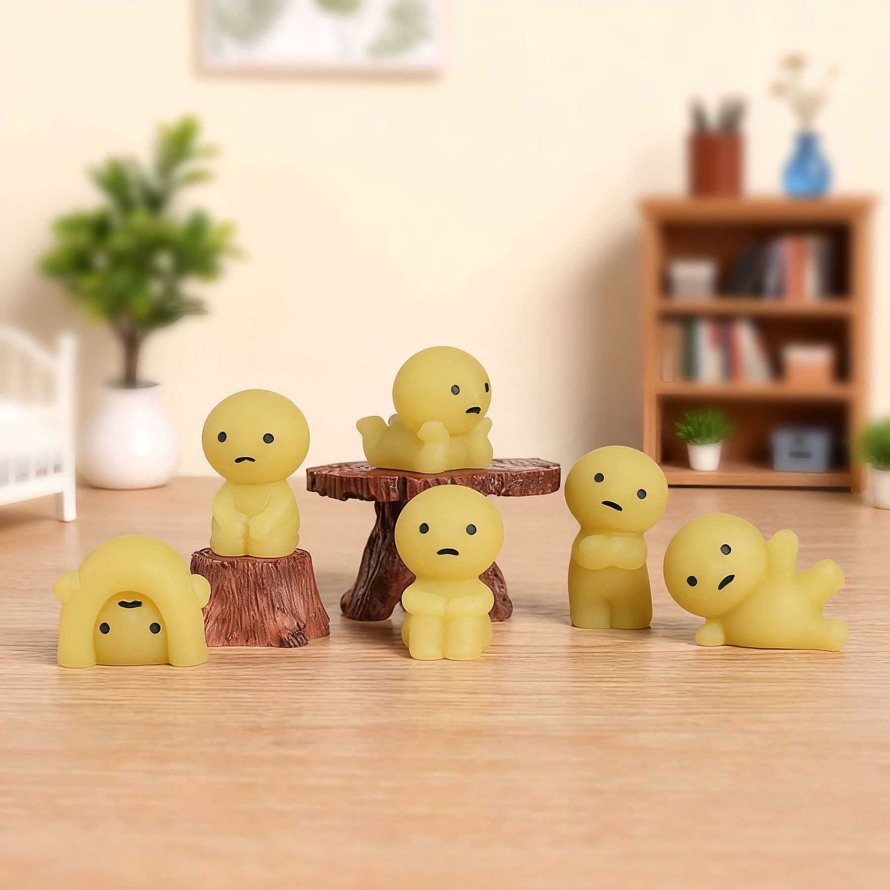 Corner King SMISKI series 1 popular night-light figurine toy, cute little person car-mounted decorative item. C260512