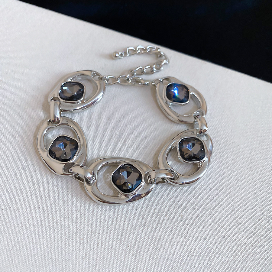 European American cross-border diamond-encrusted oval hollow vintage personality temperament bracelet, light luxury and high-end jewelry wholesale - view 5