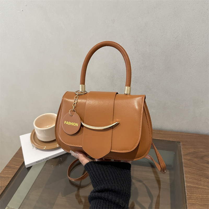 Free shipping, high-end and niche design bag for women, 2026 new hot selling women's bag, popular crossbody bag, single shoulder saddle bag