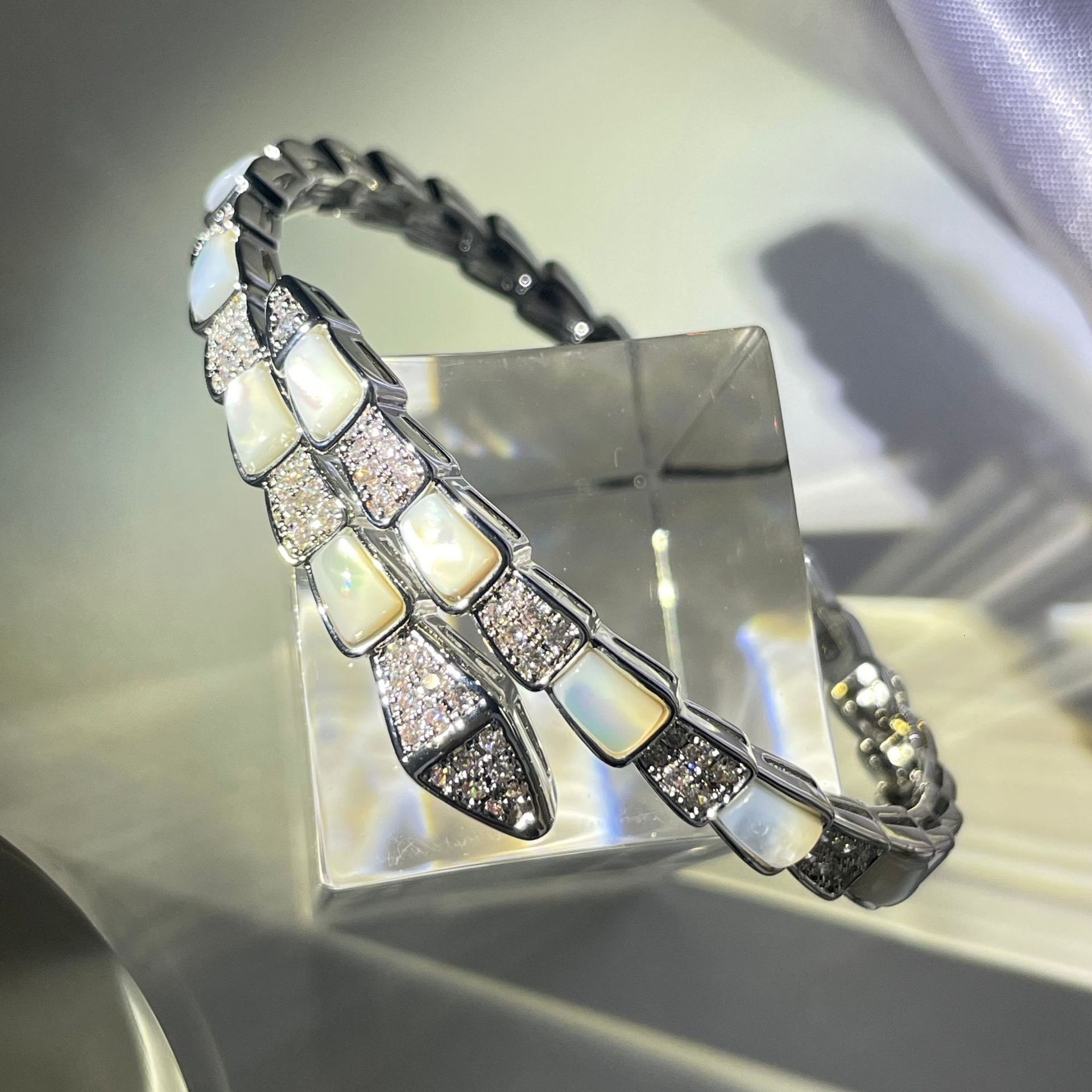 Designer Jewelry Shell Snake Bone Bracelet With Starry Sparkling Diamonds Version Ins Style Light Texture Unique Wo Diamond studded fashion jewelry