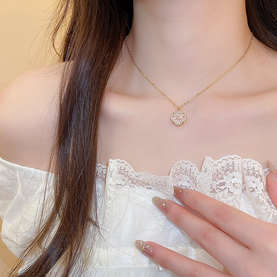 Zirconia Clover Flower Pendant Necklace, Exquisite, Fashionable, Elegant Clavicle Chain, Light Luxury, High-end Neck Chain for Women - view 4