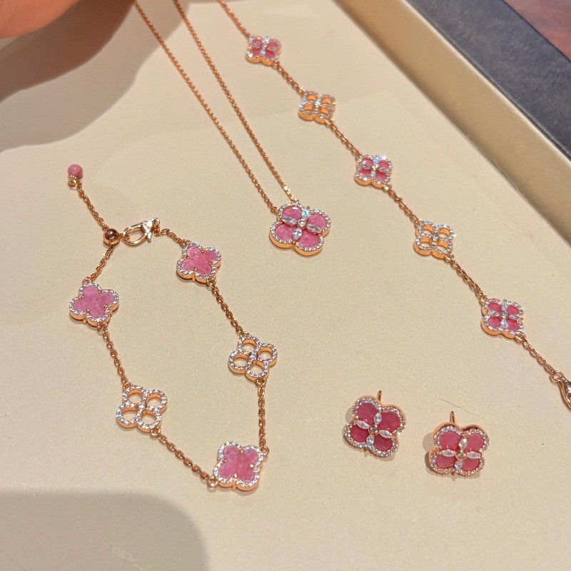 Designer Jewelry Vintage Rose Pink Flower Exquisitely Crafted With Sparkling Diamonds Four Leaf Clover Bracelet Necklace Earrings Dopamine Retro Set