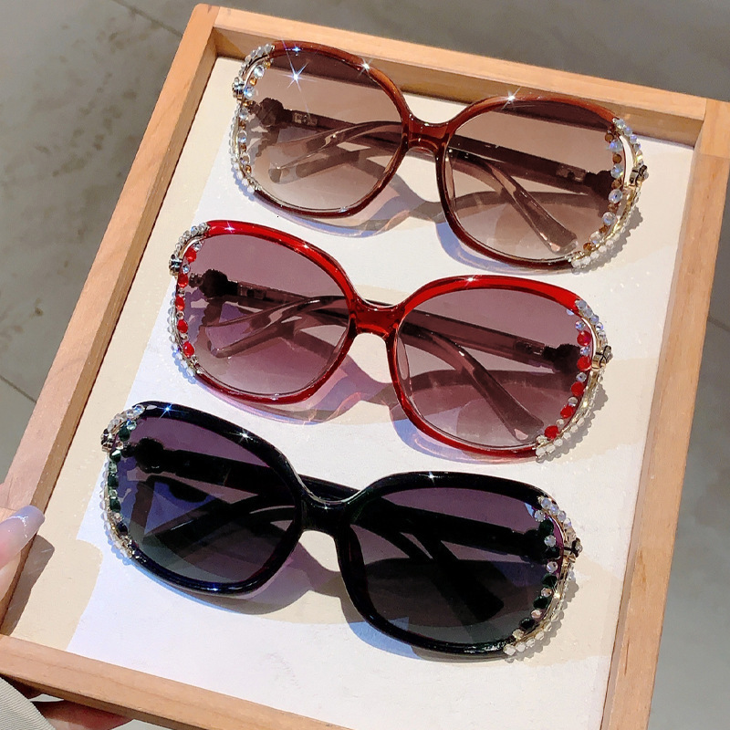New 2026 Designer Sunglasses Women's UV resistant Metal Inlaid Diamond Sunglasses Unique Fashion Luxury Glasses with Rhinestone Studded Frame
