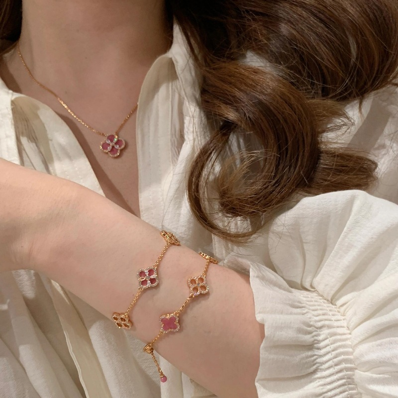 Designer Jewelry Vintage Rose Pink Flower Exquisitely Crafted With Sparkling Diamonds Four Leaf Clover Bracelet Necklace Earrings Dopamine Retro Set