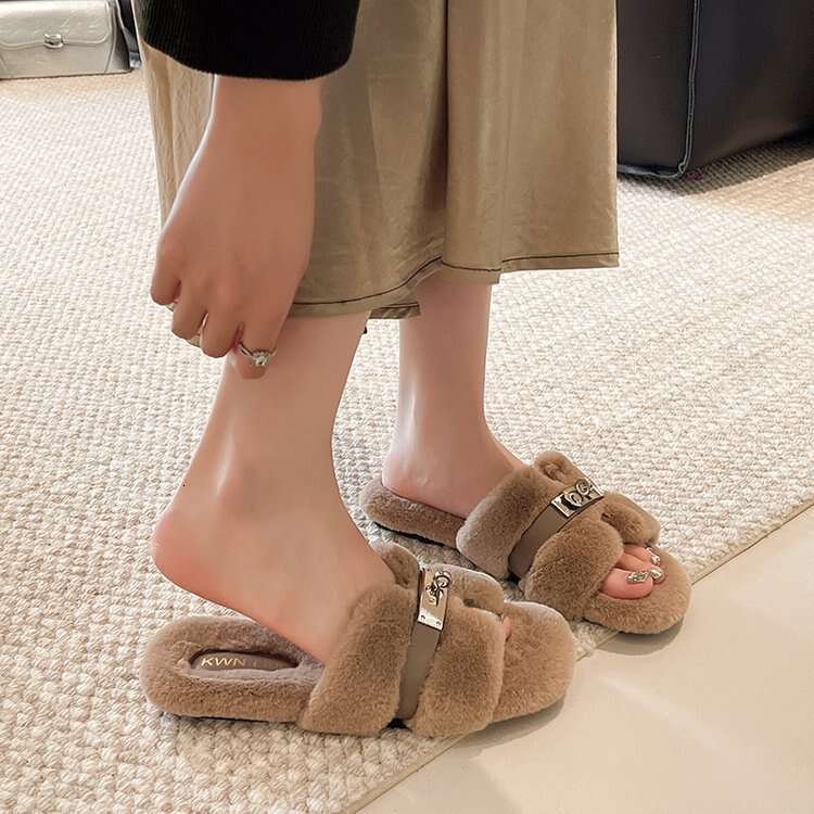 Light Luxury Versatile Flat Black High-End Fuzzy Women, Suitable For Early Autumn, New Fashionable One-Word Cotton Slippers