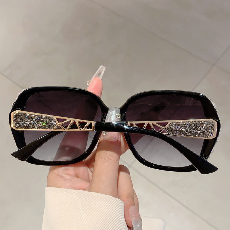 2026 New Designer Sunglasses New Fashion Diamond Sunglasses Women's Sunscreen High end Style Inlaid Diamond Sunglasses Vacation Outdoor Glasses