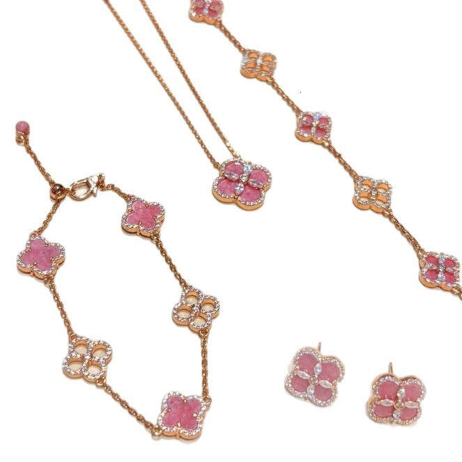 Designer Jewelry Vintage Rose Pink Flower Exquisitely Crafted With Sparkling Diamonds Four Leaf Clover Bracelet Necklace Earrings Dopamine Retro Set
