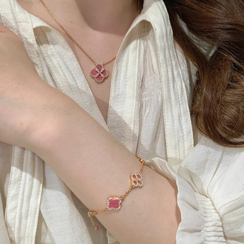Designer Jewelry Vintage Rose Pink Flower Exquisitely Crafted With Sparkling Diamonds Four Leaf Clover Bracelet Necklace Earrings Dopamine Retro Set