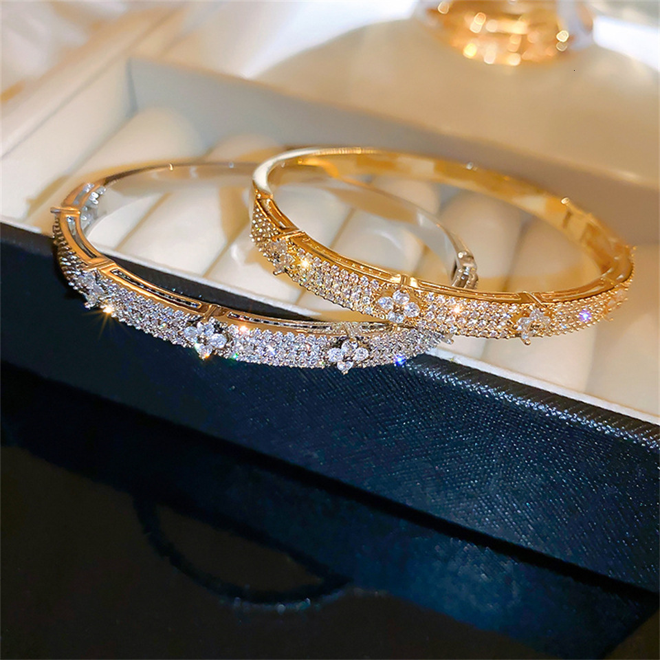 Designer Jewelry European and American fashion four leaf clover stylish light zircon bracelet full of diamonds versatile wo bracelet luxurious jewelry