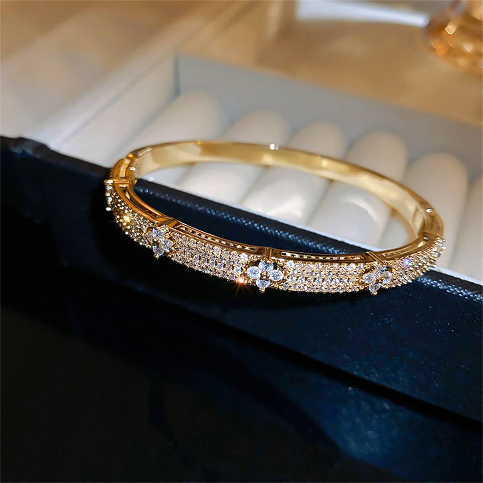 Designer Jewelry European and American fashion four leaf clover stylish light zircon bracelet full of diamonds versatile wo bracelet luxurious jewelry