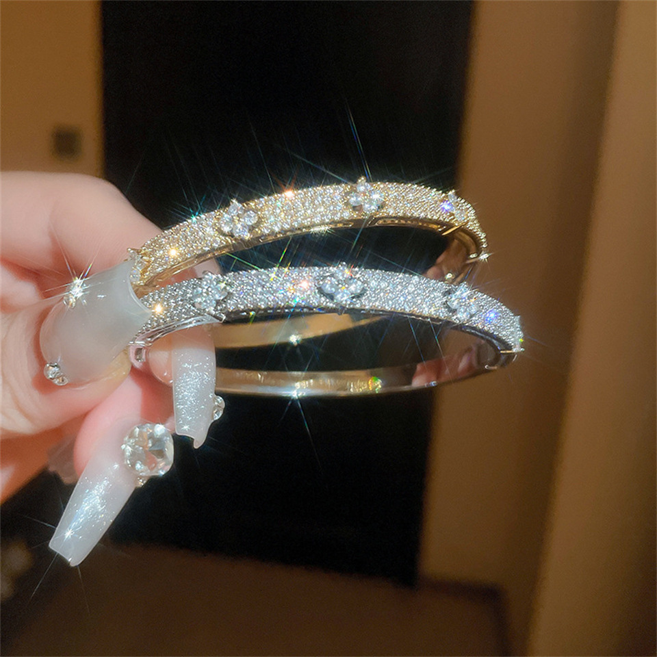 Designer Jewelry European and American fashion four leaf clover stylish light zircon bracelet full of diamonds versatile wo bracelet luxurious jewelry
