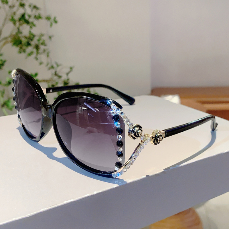 New 2026 Designer Sunglasses Women's UV resistant Metal Inlaid Diamond Sunglasses Unique Fashion Luxury Glasses with Rhinestone Studded Frame