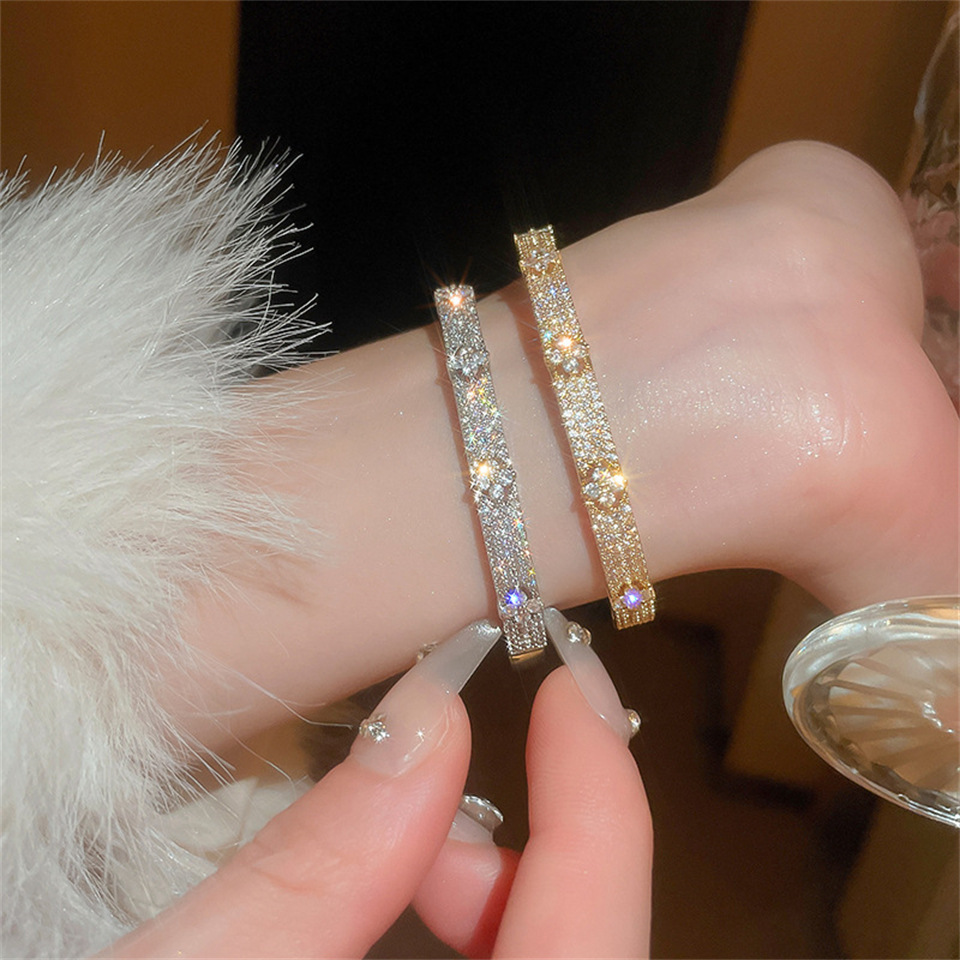 Designer Jewelry European and American fashion four leaf clover stylish light zircon bracelet full of diamonds versatile wo bracelet luxurious jewelry