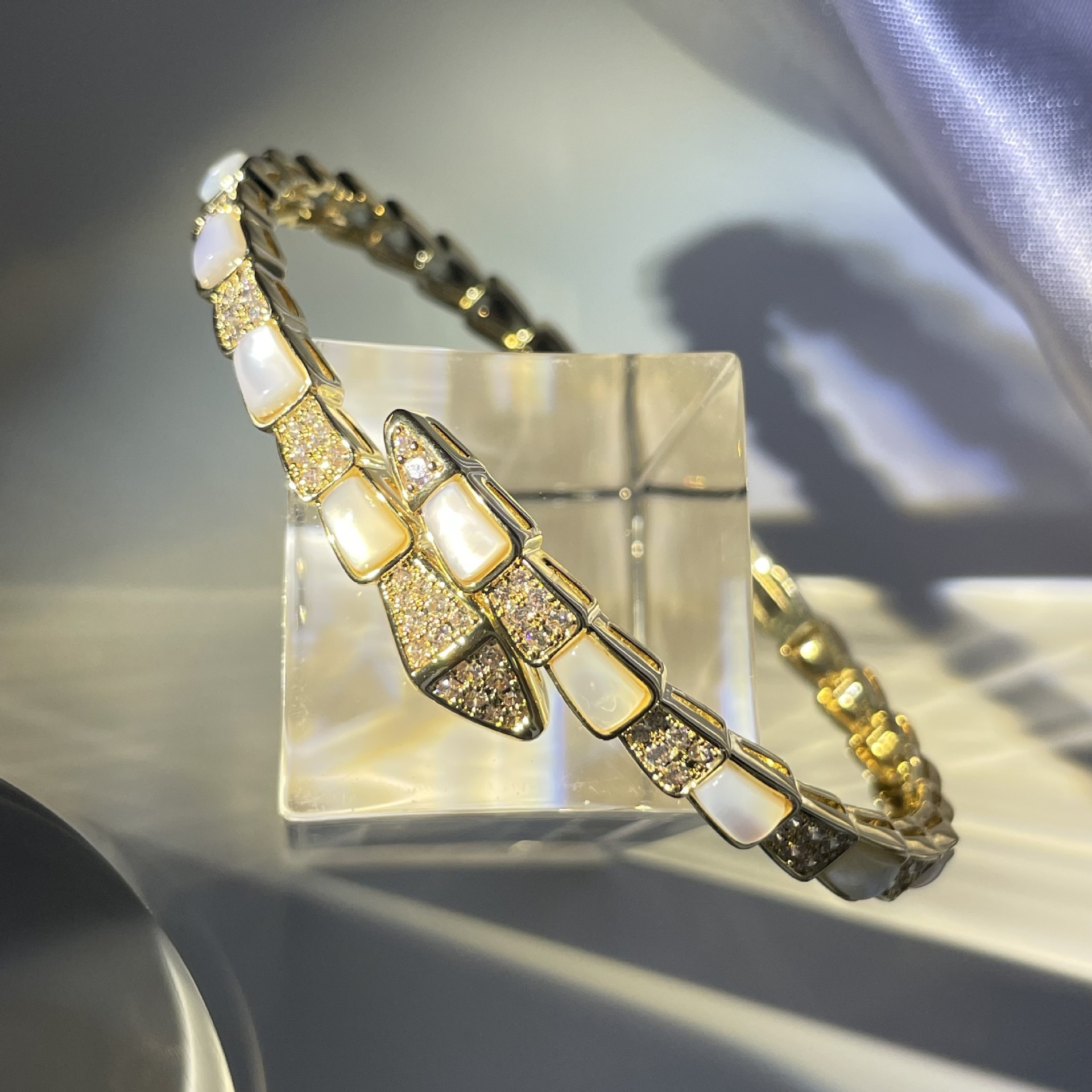 Designer Jewelry Shell Snake Bone Bracelet With Starry Sparkling Diamonds Version Ins Style Light Texture Unique Wo Diamond studded fashion jewelry