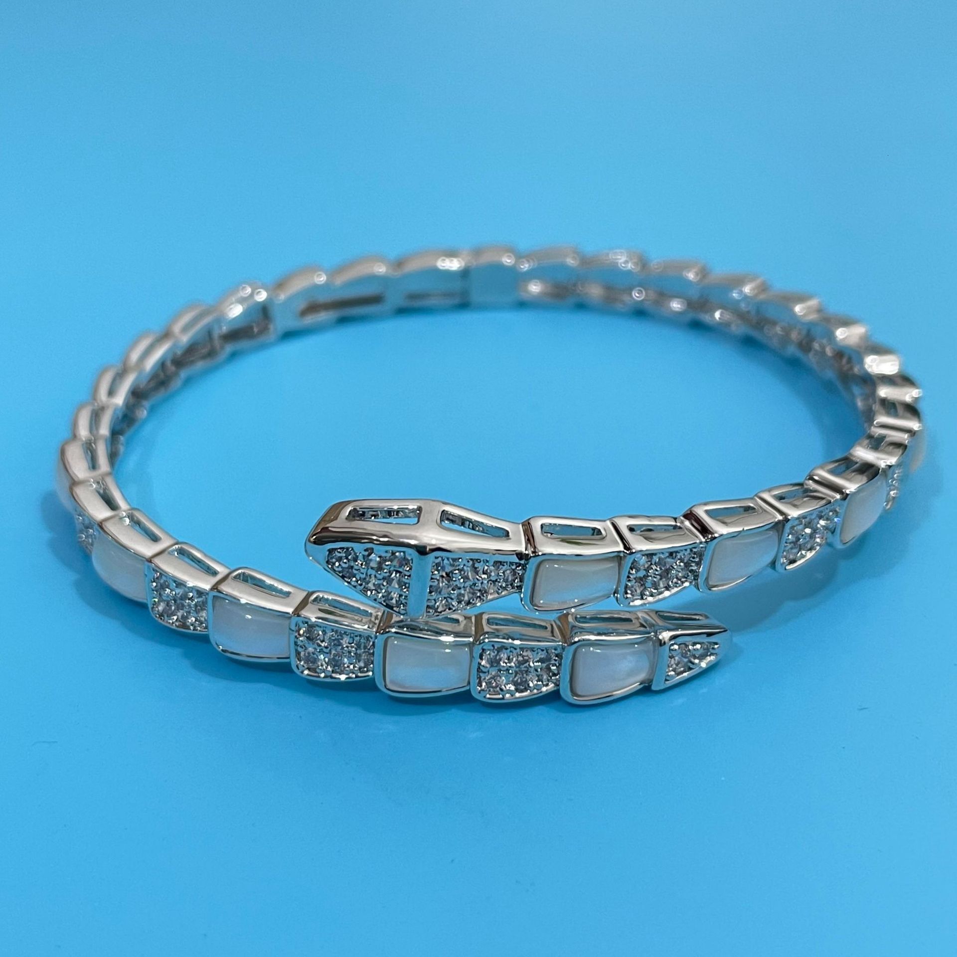 Designer Jewelry Shell Snake Bone Bracelet With Starry Sparkling Diamonds Version Ins Style Light Texture Unique Wo Diamond studded fashion jewelry